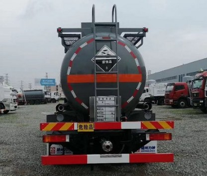 國六東風(fēng)天龍后八輪腐蝕性物品罐式運輸車圖片 國六東風(fēng)天龍后八輪腐蝕性物品罐式運輸車圖片